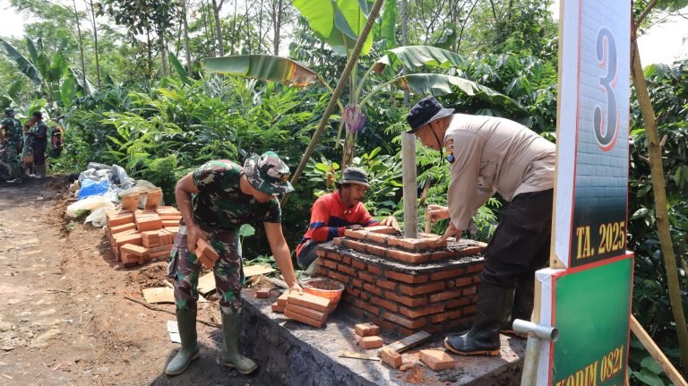 TNI-Polri dan Warga Percepat Pembangunan Tugu Brawijaya dalam TMMD ke-123 di Burno
