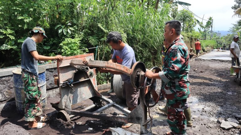 Mesin Molen Rusak, Satgas TMMD ke-123 Kodim 0821/Lumajang Tetap Lanjutkan Rabat Beton