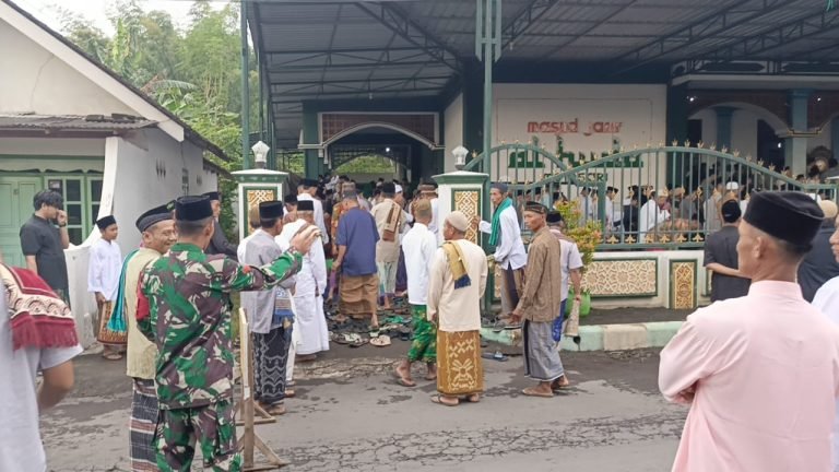 Tingkatkan Keamanan, Babinsa Mojosari Amankan Salat Idul Fitri di Masjid Al-Huda