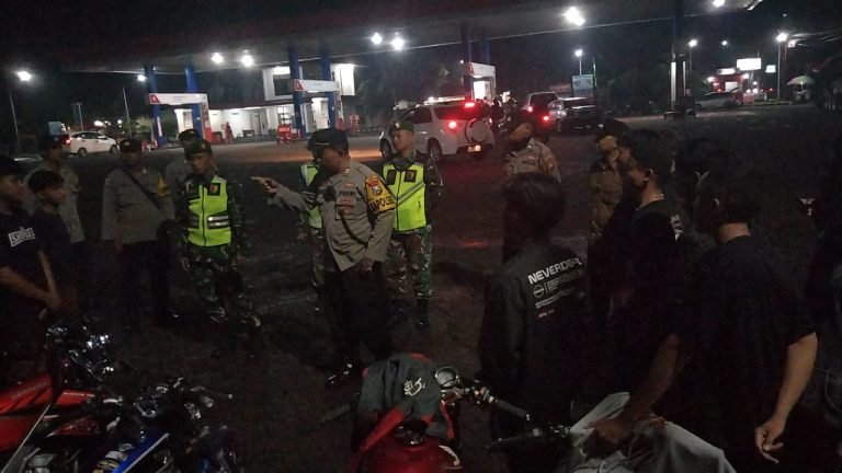 Sinergi TNI-Polri, Babinsa Kedungjajang Laksanakan Patroli dan Pengamanan Mudik Lebaran