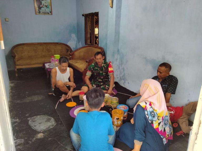 Lebaran Jadi Kesempatan Babinsa Tempokersan Bangun Komunikasi dengan Masyarakat