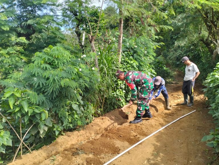 Pastikan Air Bersih Mengalir, Babinsa Sombo Ikut Kerja Bakti Penggantian Pipa