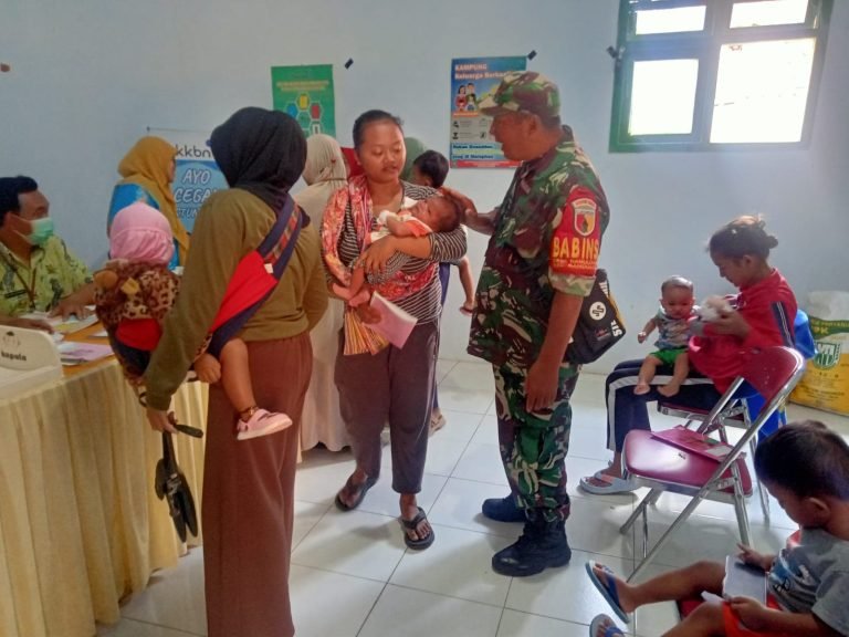 Tingkatkan Kesehatan Anak, Posyandu Cendana Didampingi Babinsa dan Tenaga Medis