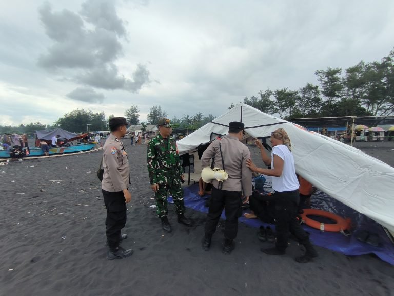 Sinergitas Babinsa Bersama Bhabinkamtibmas dan Pemerintah Desa Amankan Pantai Watu Pecak