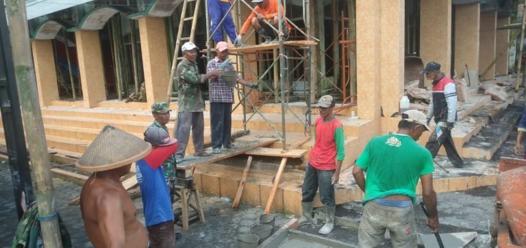 Upaya Babinsa Sumbermujur Turut Membantu Pengecoran Masjid Al-Kautsar Bersama Warga