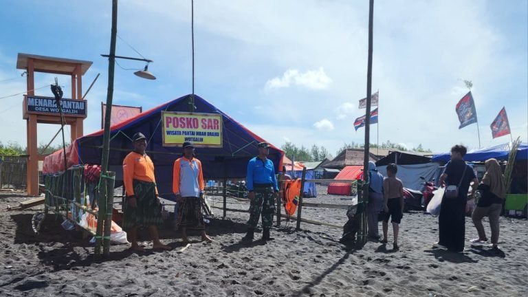 Wujudkan Wisata Nyaman, Babinsa dan Tim Gabungan Pantau Pantai Mbah Drajid