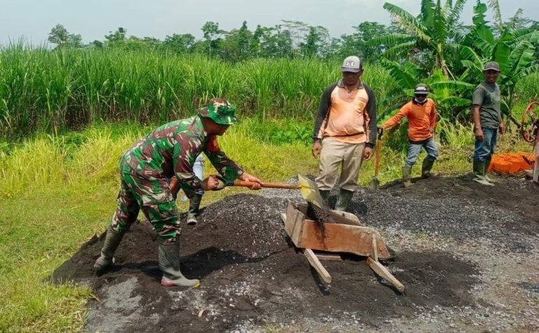 Tingkatkan Akses Warga, Babinsa Dampingi Pembangunan Jembatan Penghubung 