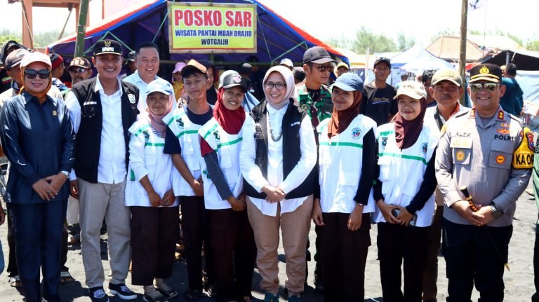 Dandim Bersama Forkopimda Lumajang Tinjau Wisata Pantai Wotgalih di Libur Lebaran, Imbau Pengunjung Jaga Keselamatan