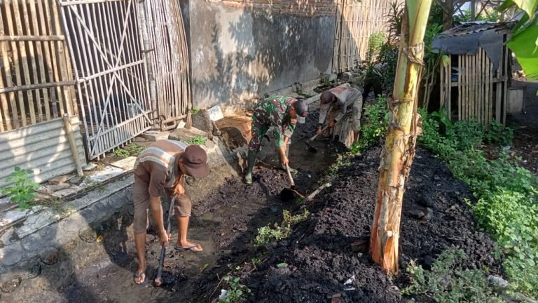 Jaga Kelancaran Pengairan, Babinsa Tekung Dampingi Pembersihan Irigasi di Dusun Kembang