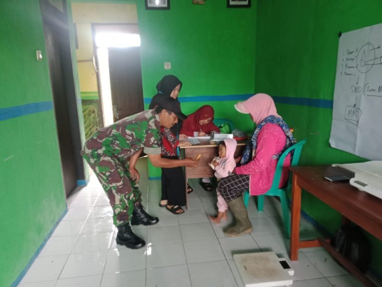 Bersama Bidan Desa, Babinsa Argosari Aktif Dukung Layanan Kesehatan Anak di Posyandu Mawar Merah 