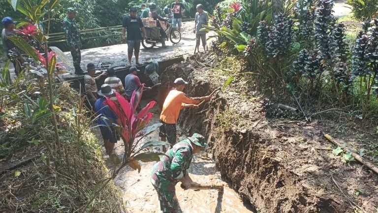 Antisipasi Banjir, TNI dan Warga Desa Jeruk Gotong Royong Bersihkan Saluran Air