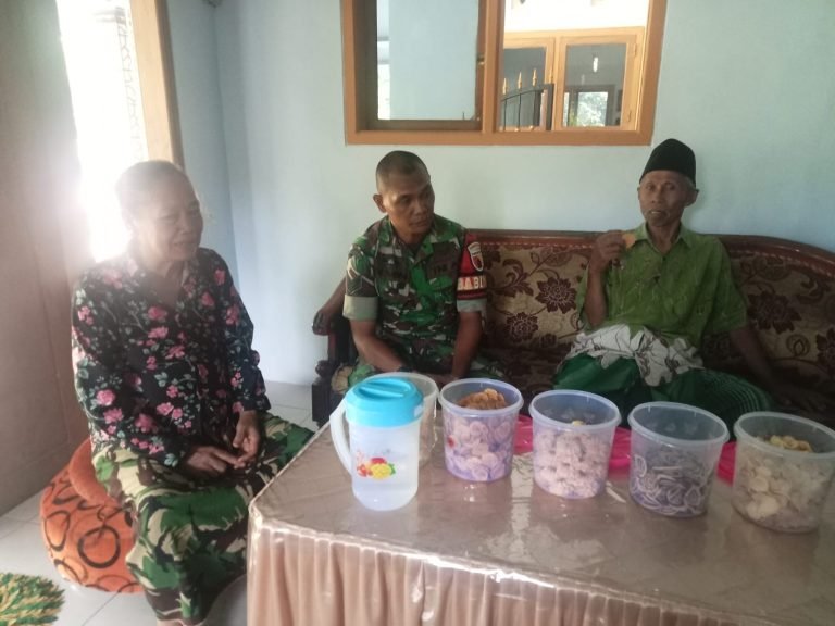 Anjangsana, Babinsa Sruni Eratkan Hubungan dengan Warga Dusun Sentono