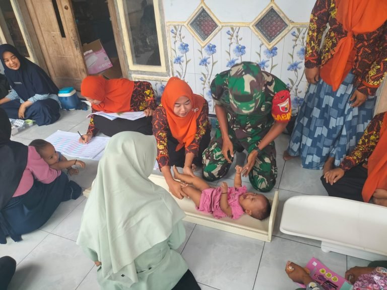 TNI Peduli Kesehatan Anak, Babinsa Wates Wetan Dampingi Monitoring Posyandu