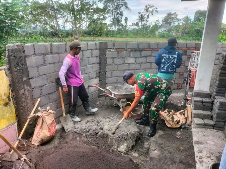 Bangun Solidaritas, Babinsa Supiturang Ikut Kerja Bakti di Rumah Warga