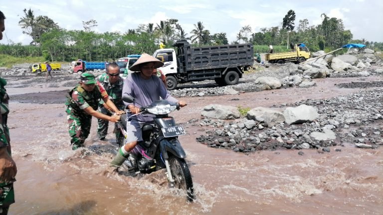 Personel Koramil Pasrujambe Laksanakan Pemantauan dan Komsos di Jalur Penghubung Pasca Hujan Deras