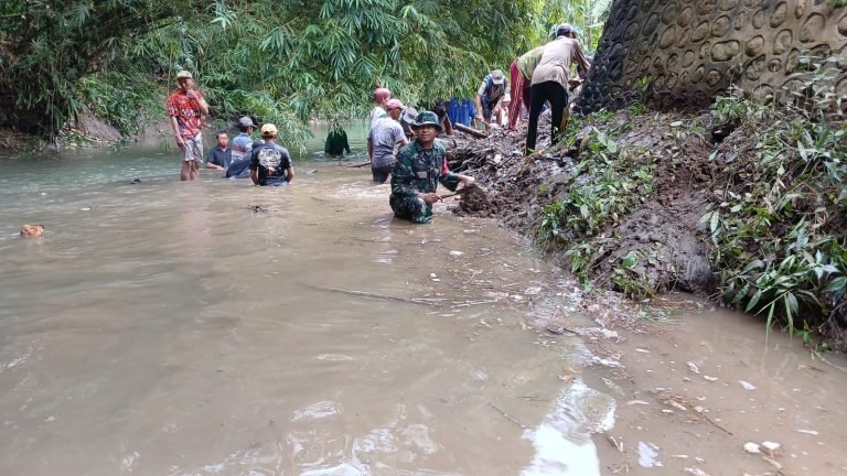 Bersama Warga, Babinsa Tempursari Bersihkan Material Penghambat Aliran Sungai Tempurejo