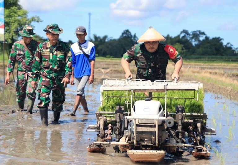 Lumajang Berpartisipasi dalam Tanam Padi Serentak 14 Provinsi Bersama Presiden RI Prabowo Subianto
