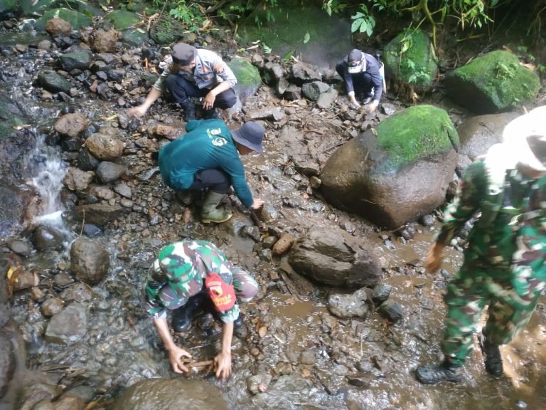 Guyub Rukun! Warga Pakel Bersama Babinsa dan Bhabinkamtibmas Rawat Mata Air Sumber Urip