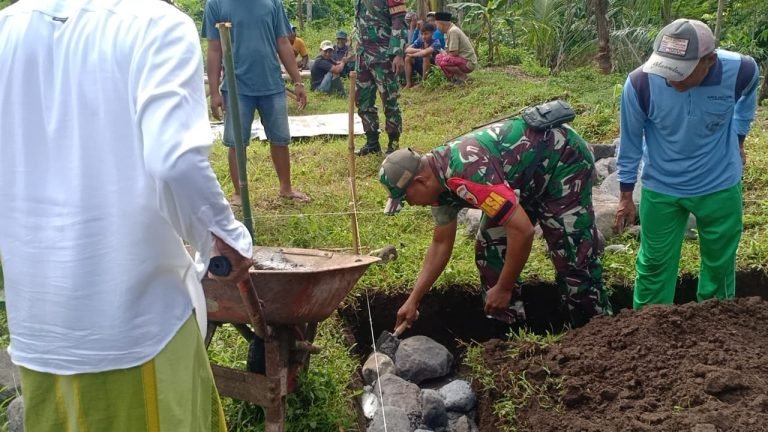 Dengan Semangat Gotong Royong, Babinsa Duren dan Warga Bangun Pondasi Madrasah