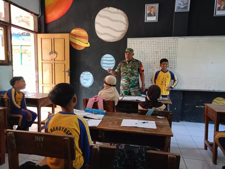 Tumbuhkan Cinta Tanah Air Sejak Dini, Babinsa Ranuyoso Beri Wasbang kepada Siswa SDN Ranuyoso 03