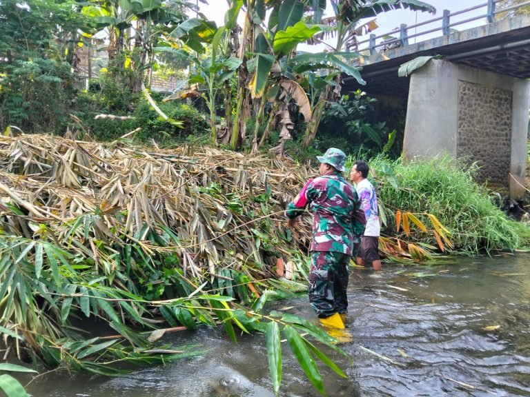 Aksi Gotong Royong Babinsa dan Masyarakat Tempursari Jaga Kebersihan Sungai