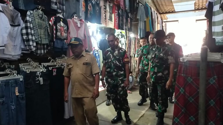 Dukung Aktivitas Ekonomi Warga, TNI Patroli Wilayah di Pasar Klakah
