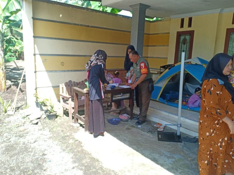 Peduli Kesehatan Balita, Babinsa Pejarakan Aktif Dampingi Posyandu