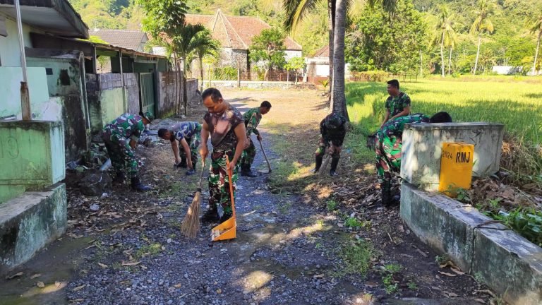 Wujudkan Lingkungan Bersih, Babinsa Condro Ajak Warga Kerja Bakti di Dusun Krajan