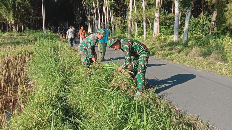 Gotong Royong Babinsa dan Warga  Kerja Bakti Bersihkan Ruas Jalan Desa