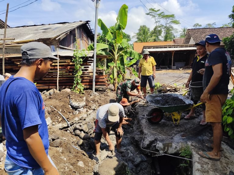 Tingkatkan Infrastruktur Desa, Babinsa Jatiroto Kawal Pengecoran Gorong Gorong dan Jalan
