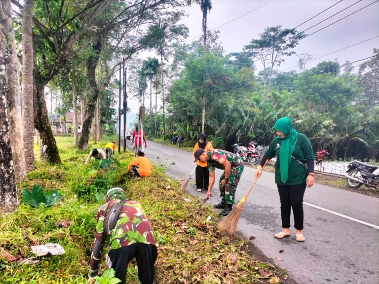 Gotong Royong Babinsa Supiturang Bersama Pemdes dan Warga Wujudkan Lingkungan Bersih
