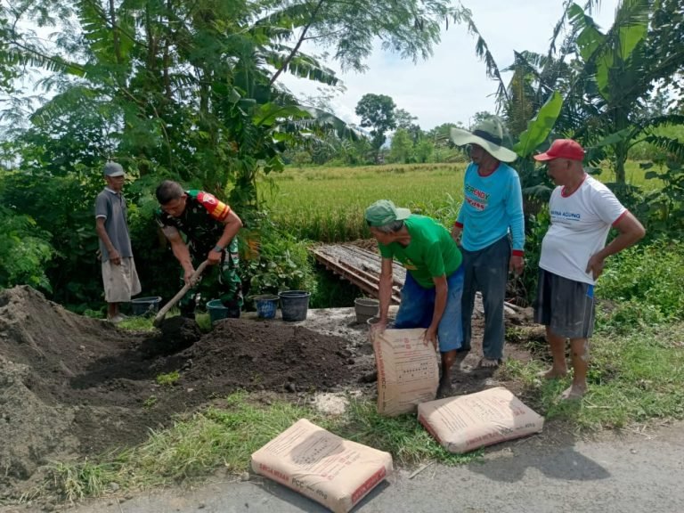 Percepat Mobilitas Petani, Babinsa Ikut Bangun Jembatan di Desa Mangunsari