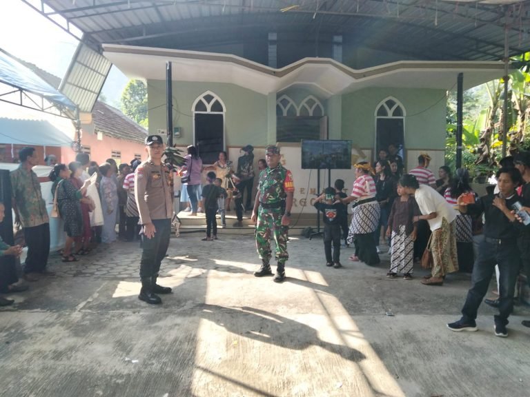 Sinergitas TNI-Polri Wujudkan Pengamanan Tertib Perayaan Adat Unduh-Unduh di Tempursari