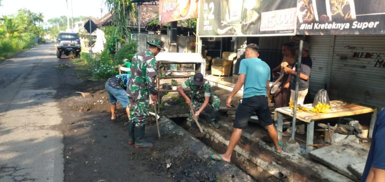 Wujudkan Lingkungan Sehat, Babinsa dan Warga Bersihkan Saluran Air di Tambakrejo Wetan