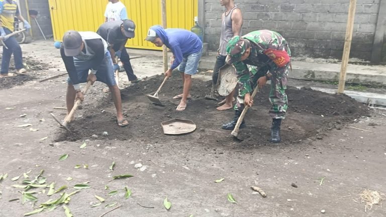Gotong Royong Bersama Babinsa, Warga Grati Siapkan Jalan untuk Pengaspalan