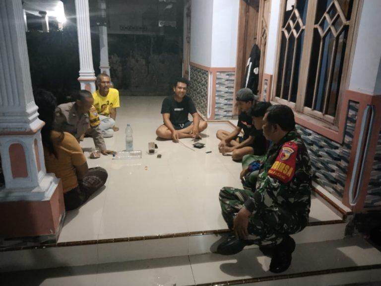 Tingkatkan Keamanan Warga, Babinsa Padang Gelar Patroli Malam 3 Pilar