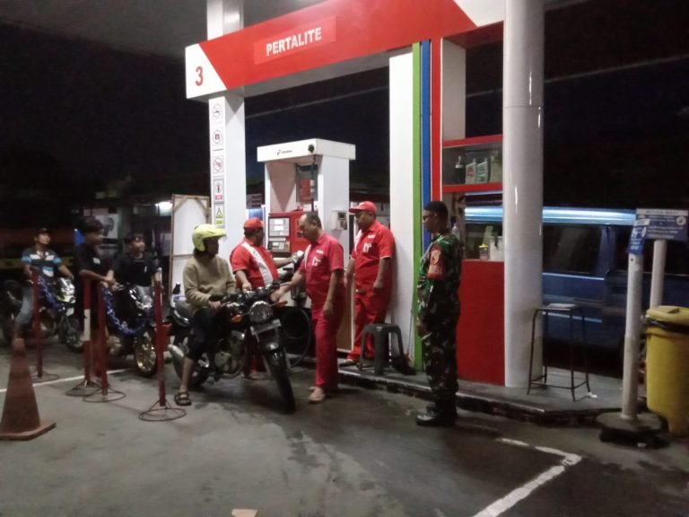 Tingkatkan Keamanan Wilayah, Babinsa Labruk Lor Laksanakan Patroli Malam 