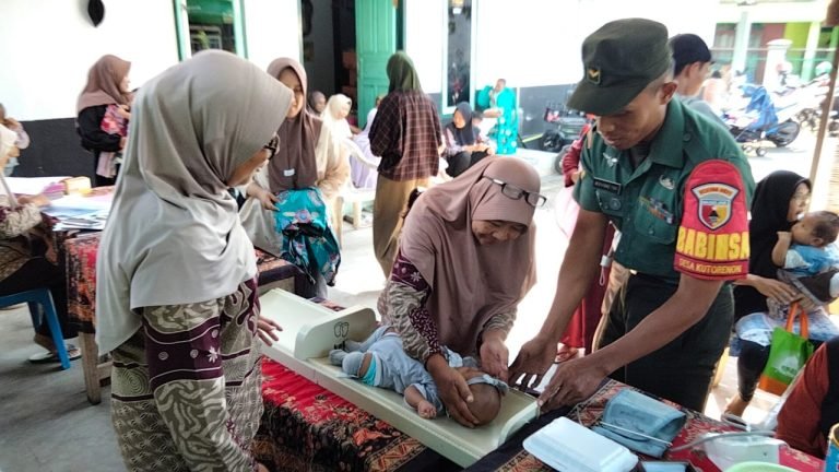 Peduli Kesehatan Balita dan Lansia, Babinsa Pendampingan Posyandu Gerbang Mas Cinderella