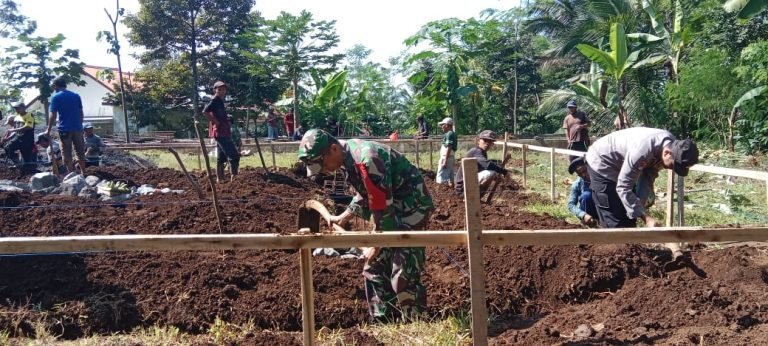 Wujud Kepedulian, Babinsa Pakel Bantu Pembangunan Sarana Ibadah di Wilayah