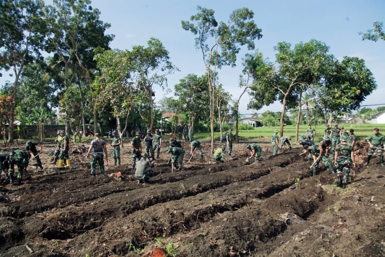 Kodim 0821/Lumajang Gelar Apel dan Aksi Bersih-Bersih Lahan Percepatan Program Ketahanan Pangan Terpadu