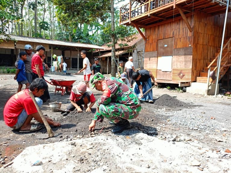 Bersama Santri dan Warga, Babinsa Ranuyoso Gotong Royong Bersihkan Sisa Material Bangunan Pondok 