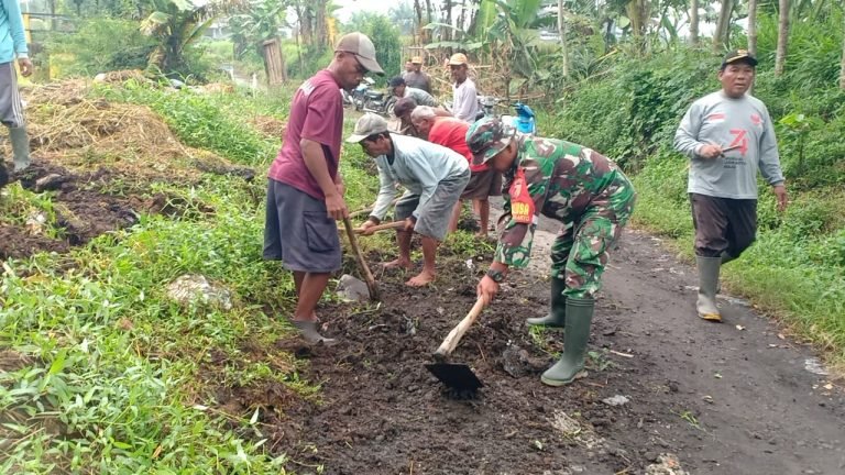 Wujud Kemanunggalan TNI-Rakyat, Babinsa Jokarto Kerja Bakti Bersama Warga