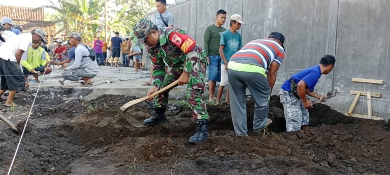 Semangat Gotong Royong, Babinsa Kalipepe Ikut Kerja Bakti Bangun Mushola