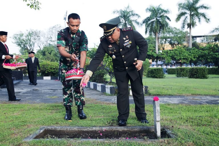 Komandan Kodim 0821/Lumajang Pimpin Ziarah dan Tabur Bunga Peringati Harkitnas ke-117