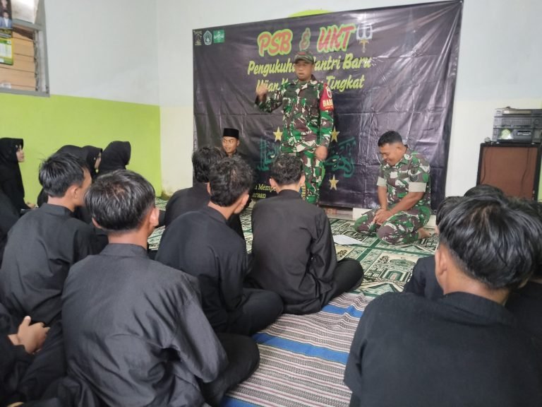 Wujudkan Generasi Berkarakter, Babinsa Pasrujambe Beri Wasbang di Perguruan Pagar Nusa