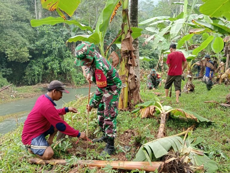 Kerja Bakti Penghijauan di Bantaran Sungai Rawaan, Babinsa dan Relawan Tanam 200 Bibit Pohon