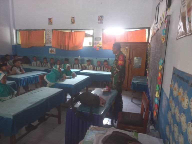 Wujudkan Generasi Cinta Tanah Air, Babinsa Kebonsari Beri Materi Wasbang di Sekolah
