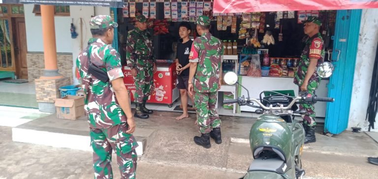 Ciptakan Kondusifitas, Babinsa Curahpetung Gelar Sambang Desa dan Patroli Wilayah 
