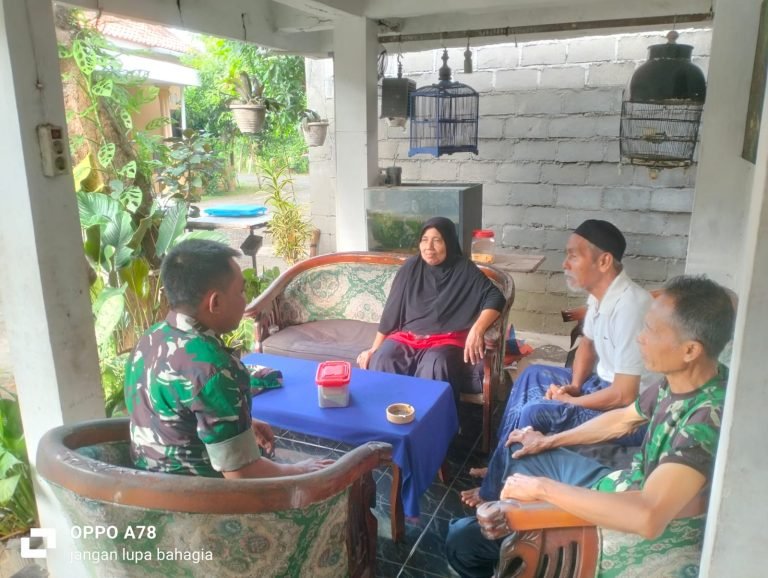 Babinsa Merakan Bangun Silaturahmi Lewat Komsos Bersama Warga Dusun Sumber Gebang