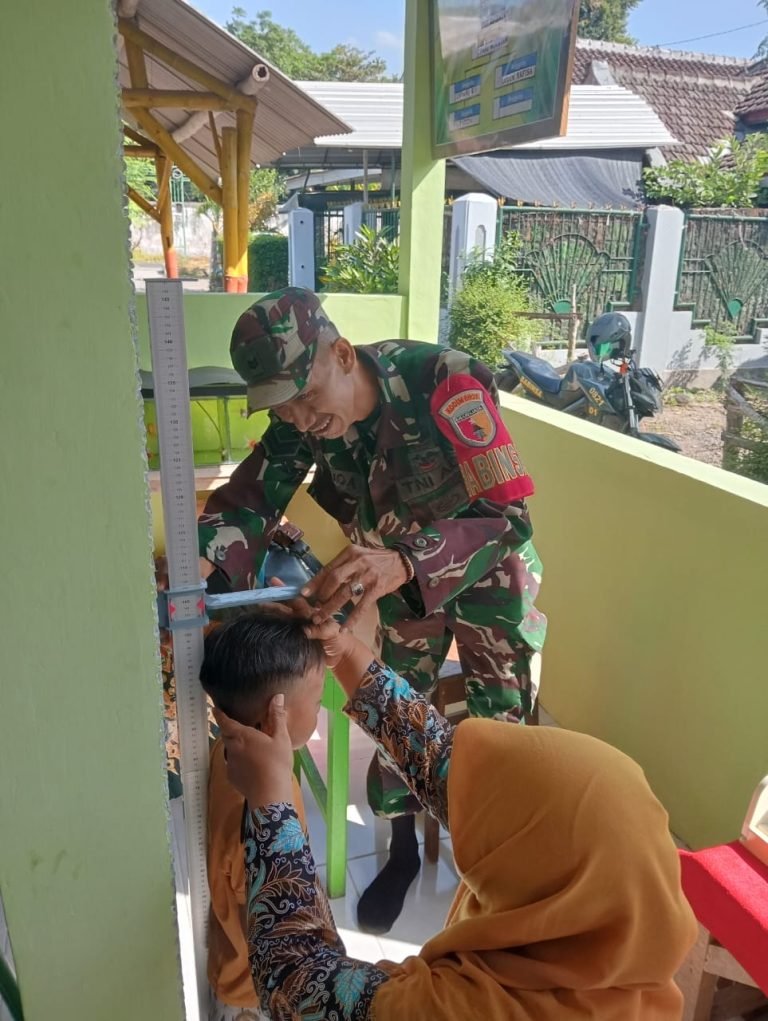 Wujudkan Sinergi, Babinsa dan Bidan Desa Monitoring Tumbuh Kembang Balita di Posyandu Melati